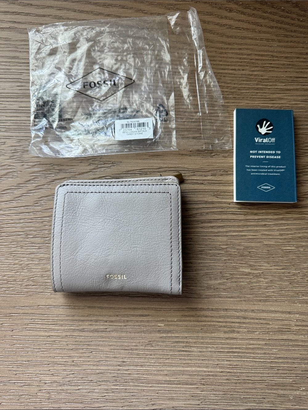 Fossil Small Foldable Wallet in Light Gray Leather with Gold Logo